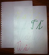 Reliéfní abeceda psacích písmen